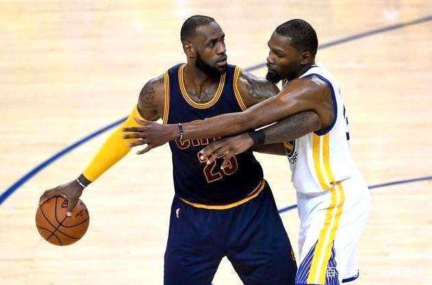 湖人浓眉哥篮下统治力助球队获胜（浓眉内线统治带领湖人取胜）