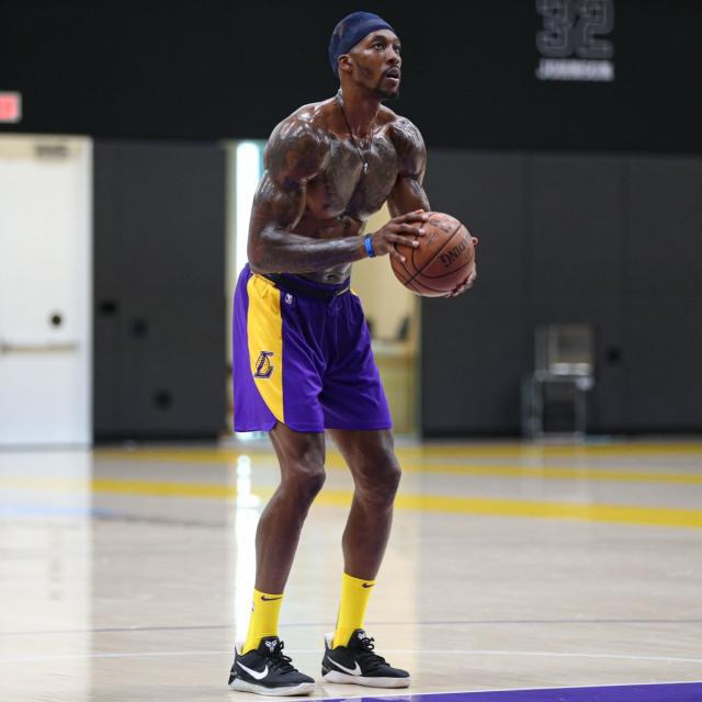 足球国足球迷自发组织万人方阵助威（万名球迷自发组建方阵为国足助威）