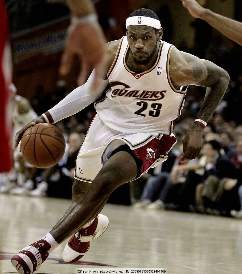 意媒：尤文关注穆哈雷莫维奇与莱切加布里埃尔，需与国米竞争（意媒：尤文有意穆哈雷莫维奇及莱切后卫加布里埃尔，或将与国米竞争）