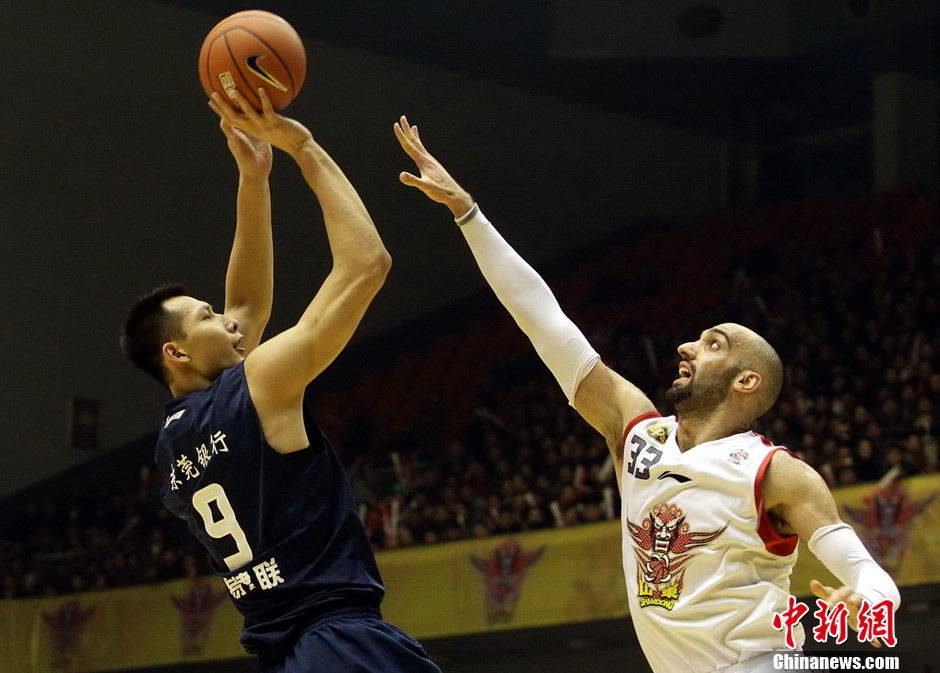 大师的舞步，佩德里左脚凌空卸球后右脚送出精妙直塞（佩德里舞步生风：左脚凌空卸球，右脚直塞穿透防线）