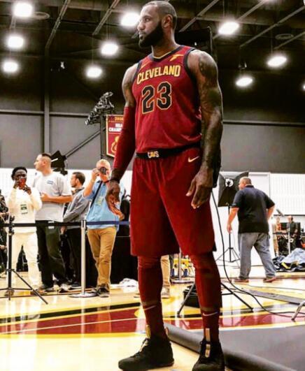 马特乌斯：我和马拉多纳就像梅西和C罗，但我们场外相处更多（马特乌斯：我与马拉多纳如梅西与C罗，但私下互动更多）