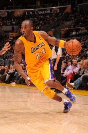 广东男篮在俱乐部杯赛中以90-70战胜广州男篮，小将王洪泽表现突出，阵容实力强劲。（俱乐部杯：广东90-70力克广州，王洪泽高光，阵容实力尽显）